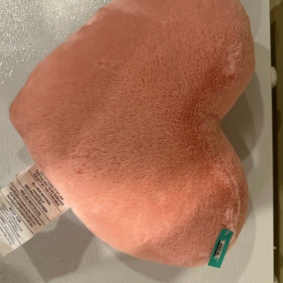 Brand new heart shaped pillow pink - Picture 3 of 6